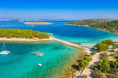 Adriyatik 'in Murter adasındaki Podvrske plajı, Dalmaçya, Hırvatistan