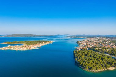 Adriyatik deniz manzarası, Krapanj adası ve Sibenik, Dalmaçya, Hırvatistan yakınlarındaki Brodarica kasabası