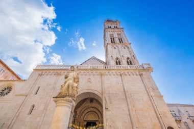 Hırvatistan 'ın Dalmaçya kentindeki UNESCO kasabası Trogir' deki Katedral kulesi çanı