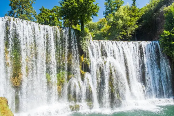 Bosna-Hersek 'in Jajce kentinde şelaleler