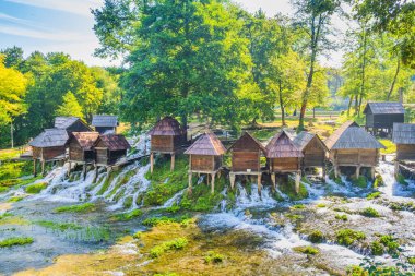 Bosna-Hersek 'in Plivsko Gölü yakınlarındaki Jajce yakınlarında eski ahşap değirmenleri