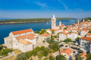 Hırvatistan 'ın Rab Adası' ndaki eski Rab kasabasının hava manzarası