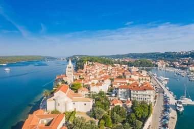 Hırvatistan 'ın Rab Adası' ndaki eski Rab kasabasının hava manzarası