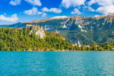 Slovenya 'da sonbaharda akan göl, inanılmaz manzara.