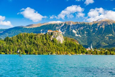 Slovenya 'da sonbaharda akan göl, inanılmaz manzara.