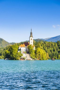 Slovenya 'da sonbaharda akan göl, inanılmaz manzara.