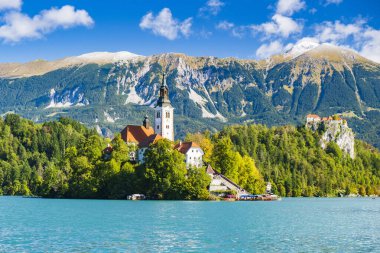 Slovenya 'da sonbaharda akan göl, inanılmaz manzara.