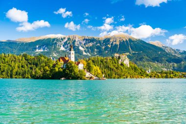 Slovenya 'da sonbaharda akan göl, inanılmaz manzara.