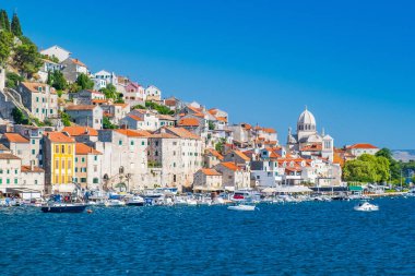 Adriyatik denizi, Dalmaçya, Hırvatistan 'daki eski Sibenik kasabası, panoramik manzara