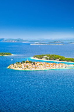Hırvatistan 'ın Primosten kentinin panoramik manzarası, turkuaz Adriyatik takımadası