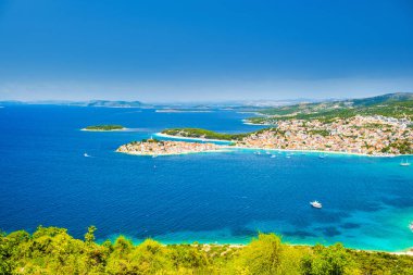 Hırvatistan 'ın Primosten kentinin panoramik manzarası, turkuaz Adriyatik takımadası