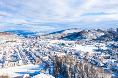 Hırvatistan 'ın başkenti Gorski Kotar' da kış mevsiminde Delnice 'in insansız hava görüntüsü