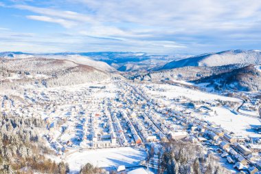 Hırvatistan 'ın başkenti Gorski Kotar' da kış mevsiminde Delnice 'in insansız hava görüntüsü