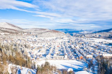 Hırvatistan 'ın başkenti Gorski Kotar' da kış mevsiminde Delnice 'in insansız hava görüntüsü