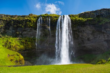 Güneydoğu İzlanda 'da şaşırtıcı Seljalandsfoss şelalesi