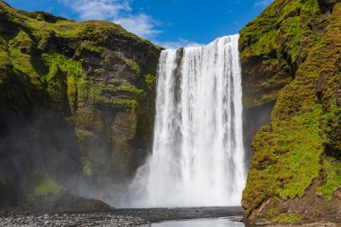 Güneydoğu İzlanda 'da inanılmaz Skogafoss şelalesi