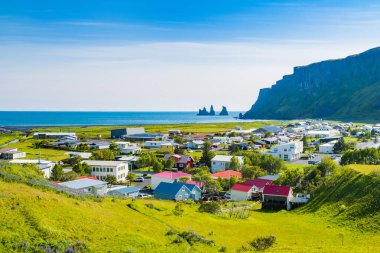 İzlanda Myrdal Vadisi 'ndeki Vik kasabasının panoramik manzarası