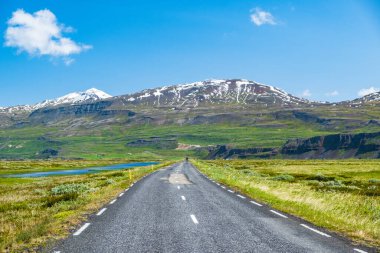 Kuzey İzlanda 'da yol ve kar dağları kapladı