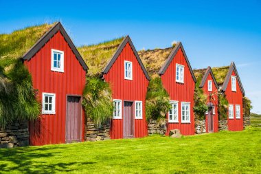 İzlanda 'daki eski çim evleri. Geleneksel mimari.