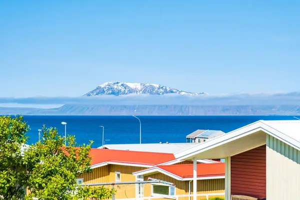  Doğu İzlanda. İnanılmaz dağlar sisli.
