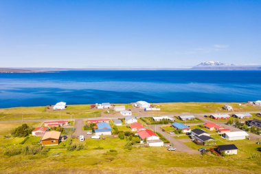 İzlanda 'nın Bakkafjrur kasabasının panoramik manzarası