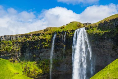 Seljalandfoss Şelalesi, İzlanda 'nın güneydoğusunda popüler bir turizm merkezi.