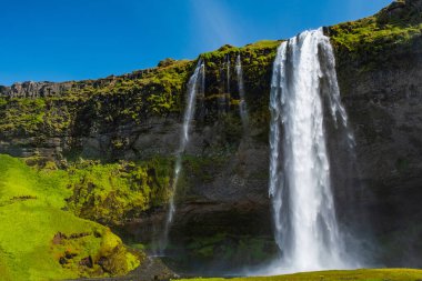 Seljalandfoss Şelalesi, İzlanda 'nın güneydoğusunda popüler bir turizm merkezi.