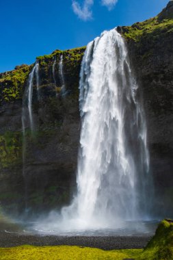 Seljalandfoss Şelalesi, İzlanda 'nın güneydoğusunda popüler bir turizm merkezi.