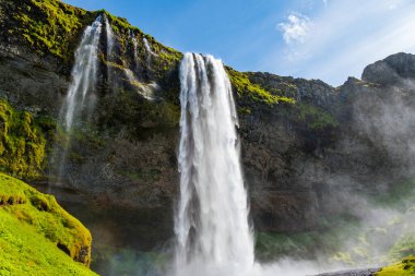 Seljalandfoss Şelalesi, İzlanda 'nın güneydoğusunda popüler bir turizm merkezi.