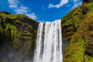 Güneydoğu İzlanda 'da inanılmaz Skogafoss şelalesi 