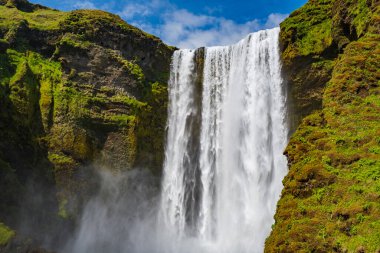 Güneydoğu İzlanda 'da inanılmaz Skogafoss şelalesi 