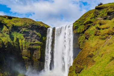 Güneydoğu İzlanda 'da inanılmaz Skogafoss şelalesi 