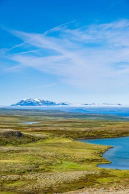 Manzara, deniz kıyıları ve kuzey doğu İzlanda 'daki dağlar