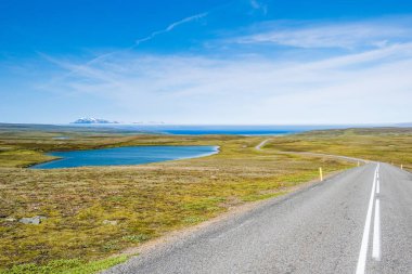 Kuzey İzlanda 'da yol ve kar dağları kapladı 
