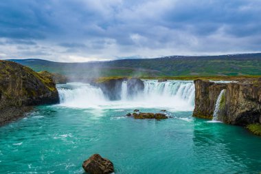 Şelalenin güzel manzarası Godafoss, İzlanda