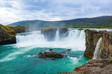 Şelalenin güzel manzarası Godafoss, İzlanda