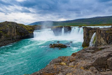 Şelalenin güzel manzarası Godafoss, İzlanda