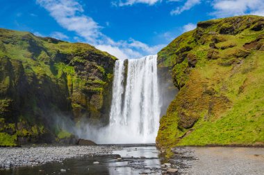 Güneydoğu İzlanda 'da Skogafoss şelalesi. İnanılmaz İzlanda manzarası ve turistik mekan.