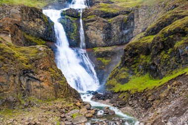 Hengifoss nehri ve şelalesi, İzlanda 'da bazalt kaya oluşumları ile manzara