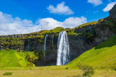 Güneydoğu İzlanda 'da şaşırtıcı Seljalandsfoss şelalesi 