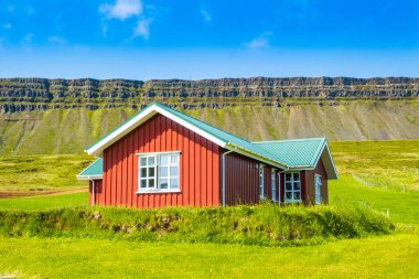  Bustarfell, İzlanda 'daki geleneksel ev. Arka planda inanılmaz dağ manzarası. 