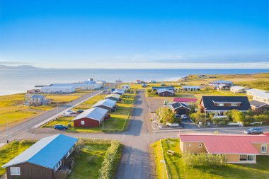  İzlanda 'nın Bakkafjrur kasabasının panoramik manzarası 