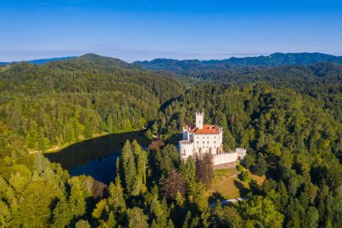 Hırvatistan 'ın Zagorje kentindeki görkemli şato ve Trakoscan Gölü, havadan panoramik manzara.