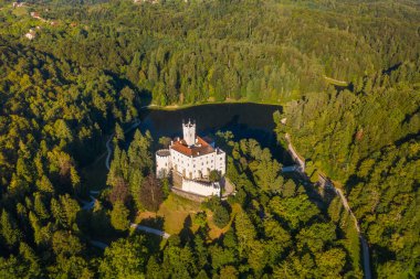 Hırvatistan 'ın Zagorje kentindeki görkemli şato ve Trakoscan Gölü, havadan panoramik manzara.