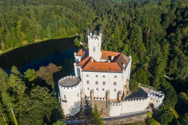 Hırvatistan 'ın Zagorje kentindeki görkemli şato ve Trakoscan Gölü, havadan panoramik manzara.
