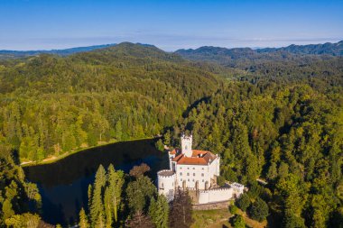 Hırvatistan 'ın Zagorje kentindeki görkemli şato ve Trakoscan Gölü, havadan panoramik manzara.