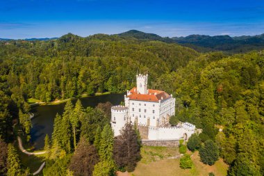Hırvatistan 'ın Zagorje kentindeki görkemli şato ve Trakoscan Gölü, havadan panoramik manzara.