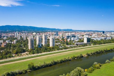 Hırvatistan 'ın Zagreb kentindeki Sava nehrinin panoramik manzarası, arka planda şehrin ufuk çizgisi