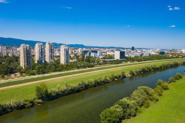 Hırvatistan 'ın Zagreb kentindeki Sava nehrinin panoramik manzarası, arka planda şehrin ufuk çizgisi