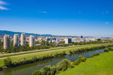 Hırvatistan 'ın Zagreb kentindeki Sava nehrinin panoramik manzarası, arka planda şehrin ufuk çizgisi